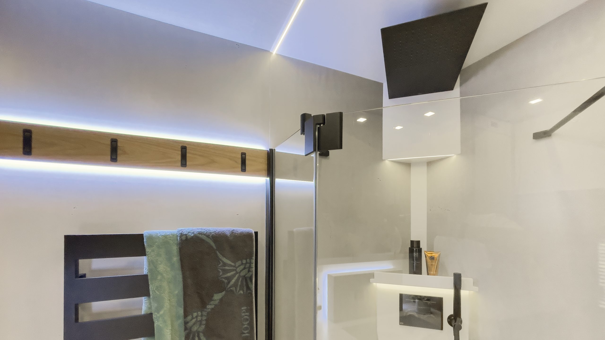 Luxuriöse Dusche im VARIO Perfect 1080 mit RainshowerPanel, Gessi BlackLINE Armatur, indirekter Beleuchtung, Hakenleiste und Handtuchheizkörper