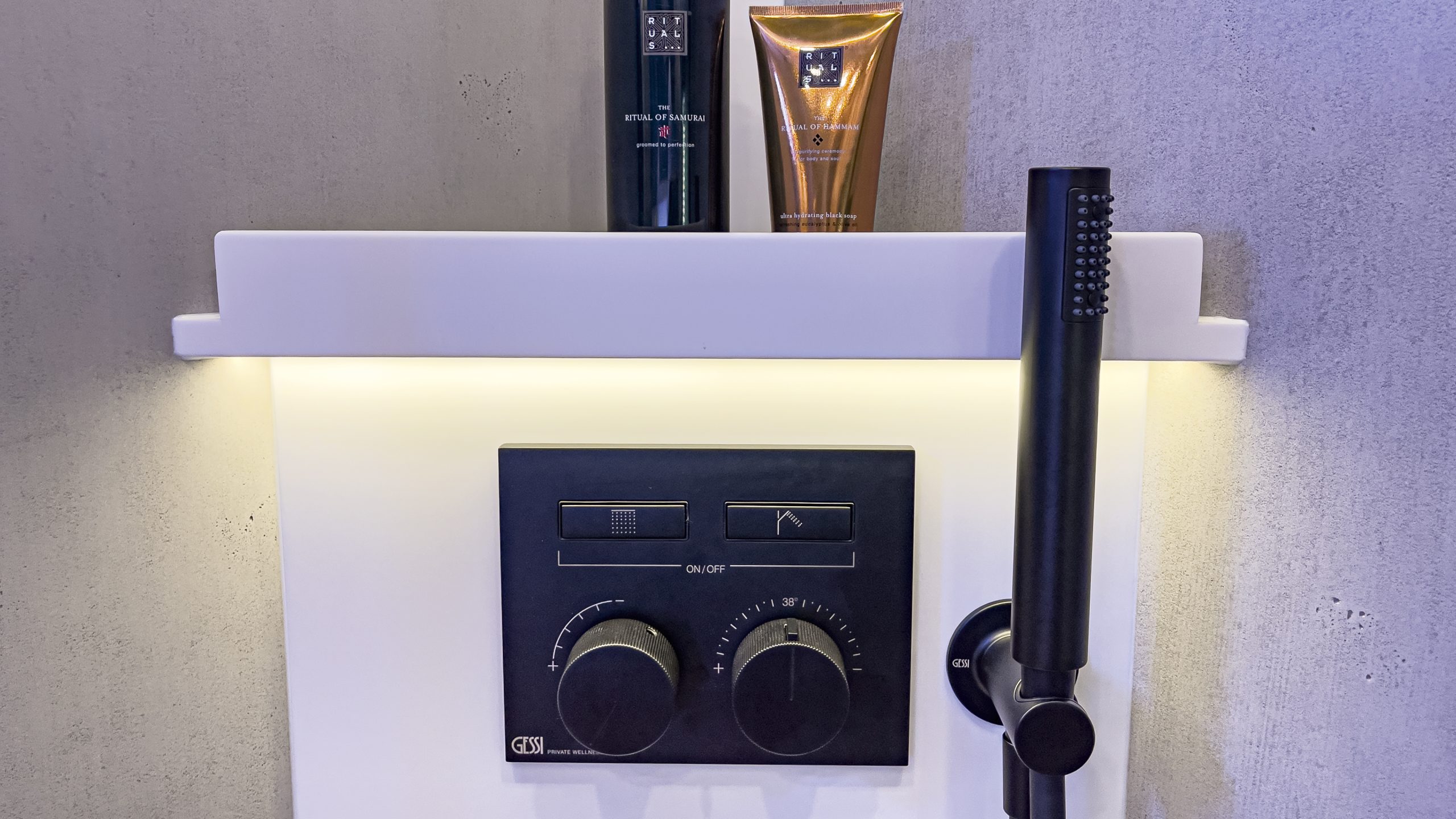 ndirekt beleuchteter Duschtempel im VARIO Perfect 1080 mit Designer-Armatur. Elegante Gessi BlackLINE Thermostat-Mischbatterie.