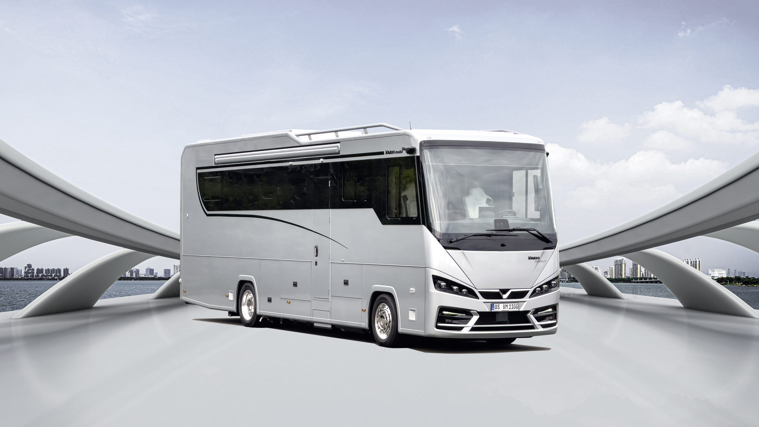 Front- und Beifahrerseite des silber-metallic VARIO Perfect 1050 Reisemobils auf MB Actros – luxuriöse Landyacht mit blackART-Echtglas-Fensterband
