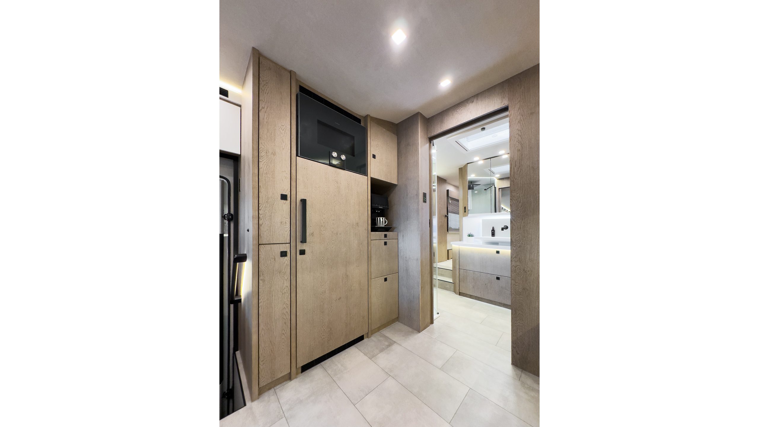 Küchenschrankwand in Eiche silver mit blackLINE-Akzenten, Apothekerschrank, Auszunische für Siemens-Kaffeeautomaten und verdecktem Kühlschrank hinter geschlossener Tür