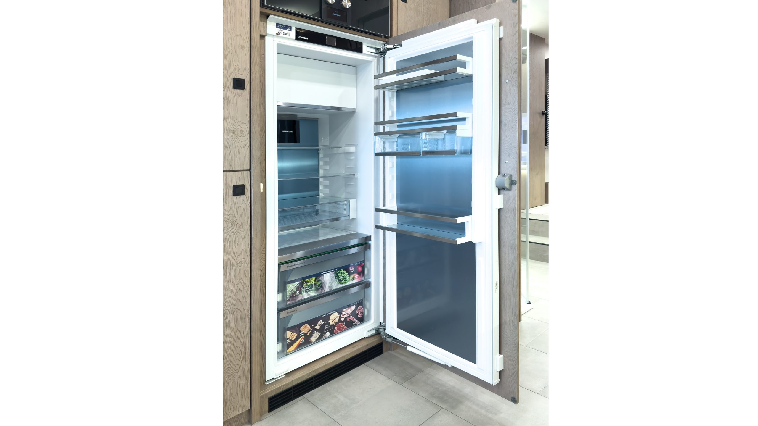 Froster Liebherr 4571-20 im Reisemobil, ausgestattet mit BioFresh und integrierter Gemüse-Zone