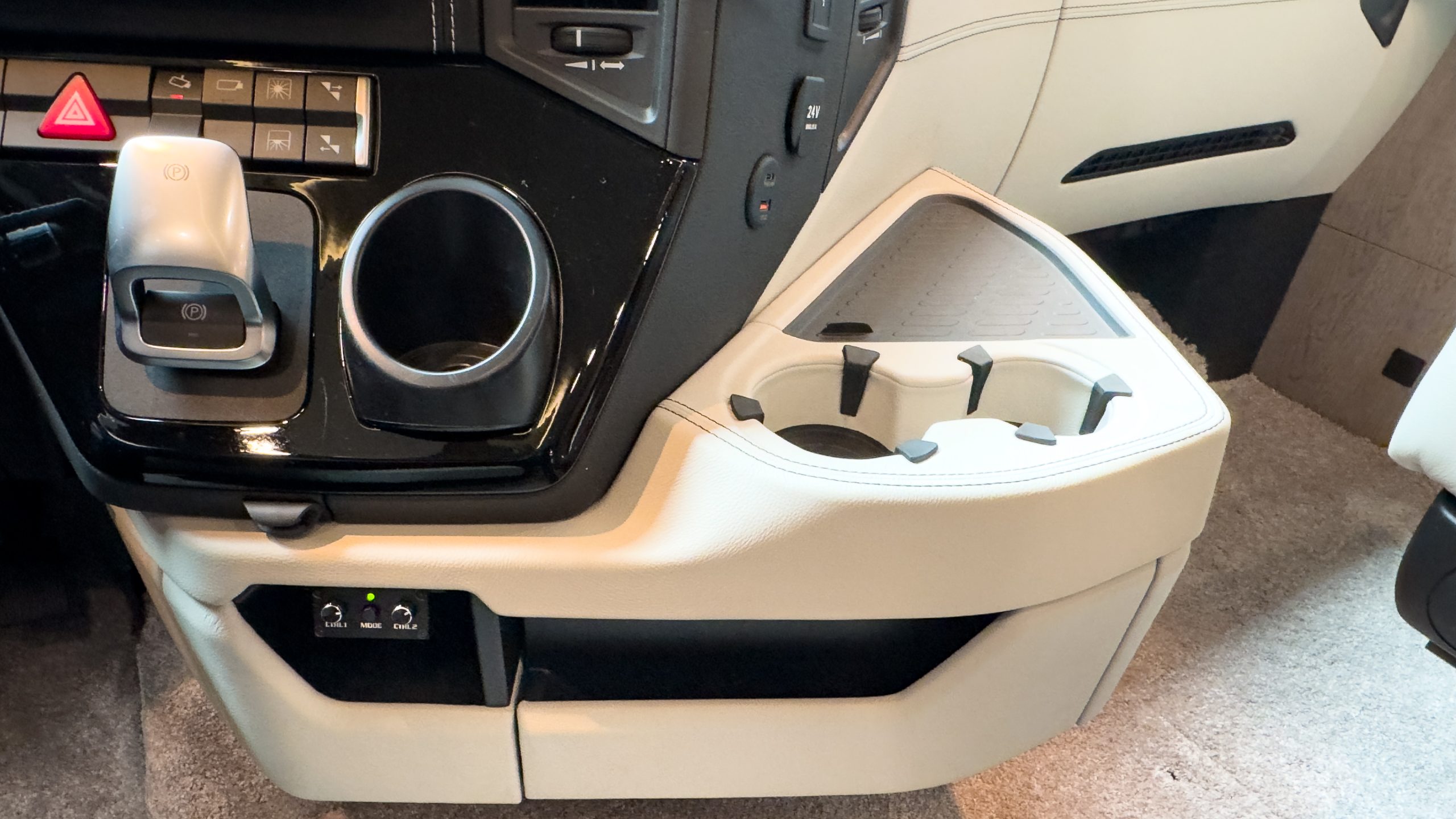 3210.12-Mittelkonsole-MB-Actros-beledert-Zier-Doppelnaht_2906