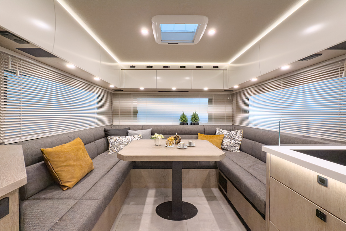 VARIOmobil Alkoven – Salon mit lichtdurchfluteter Sitzgruppe für 6 Personen in Eiche silver Edelholz-Interieur und Blackline Edition