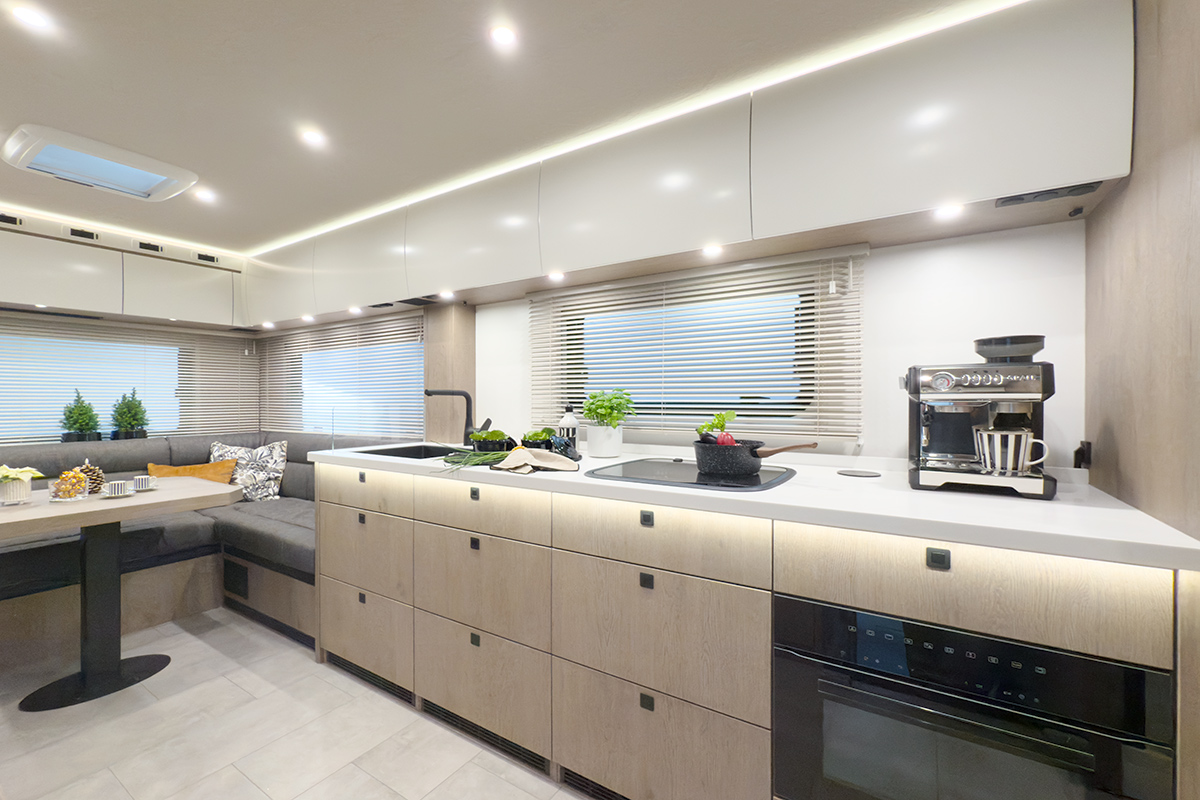 VARIOmobil Alkoven – Extragroßer Küchenbereich mit Gourmet-Ausstattung im Luxus-Reisemobil