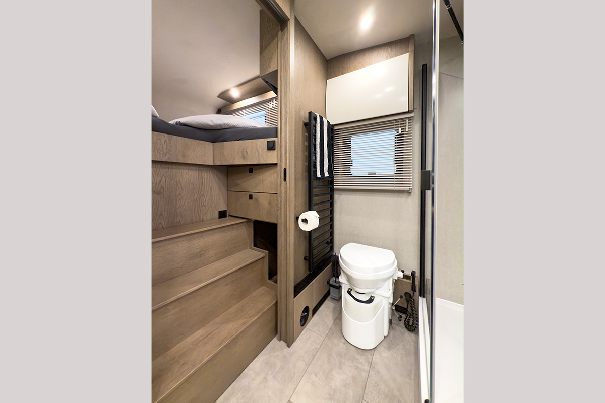 VARIOmobil Alkoven – Schlafbereich mit komfortabler Ausziehtreppe im Reisemobil