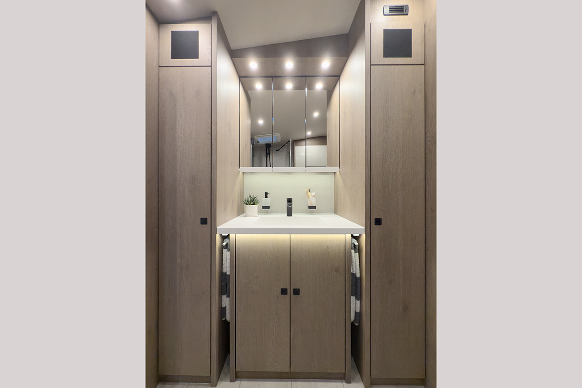 VARIO Alkoven 850 Autark 4x4– Waschtisch aus Eiche im Luxus-Reisemobil