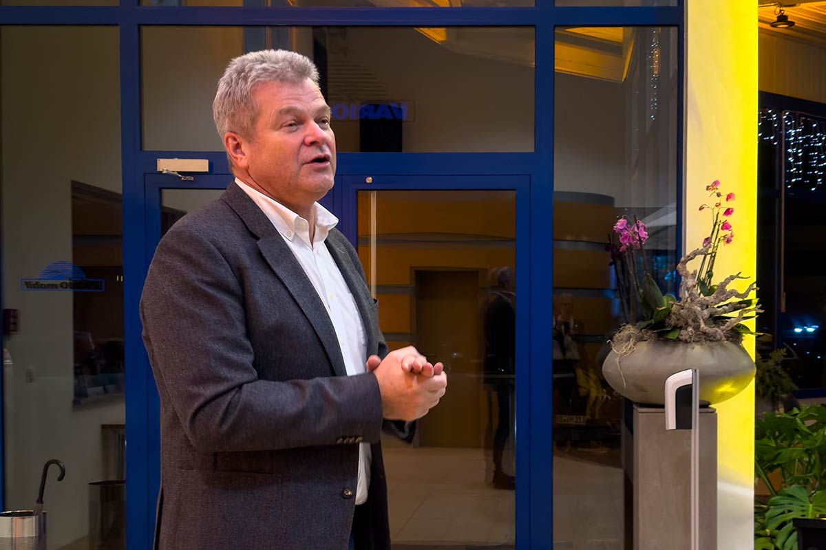 Frank Mix hält eine Festansprache im VARIOmobil Pavillon, der sonst als Verkaufsraum für High-End-Reisemobile dient.