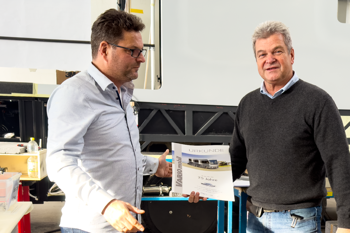 Geschäftsführer Frank Mix ehrt Heiko Hülsmann für 25 Jahre bei VARIOmobil in der Wohnmobilproduktion.