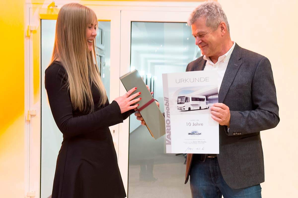 Jubilarin Jana Michaelis wird von Geschäftsführer Frank Mix bei der festlichen Mitarbeiterehrung im VARIOmobil Pavillon geehrt.