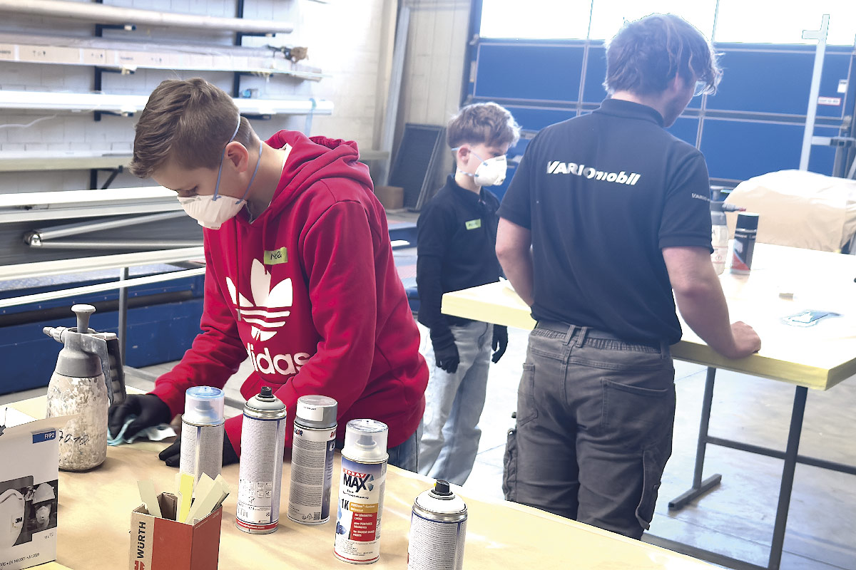 10 Zukunftstag-VARIOmobil-Bohmte-Lackierung-der-Stiftebox-Landyacht_4248