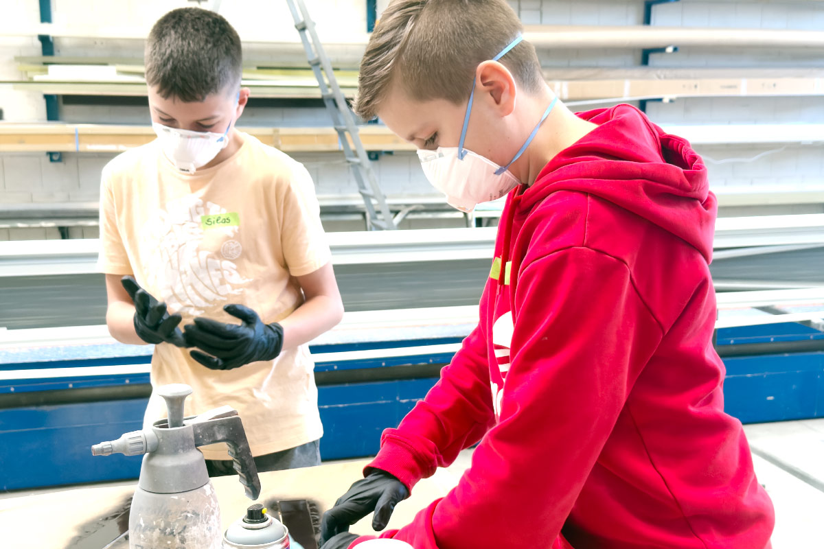 11 Zukunftstag-VARIOmobil-Bohmte-Lackierung-der-Stiftebox-Landyacht_4269