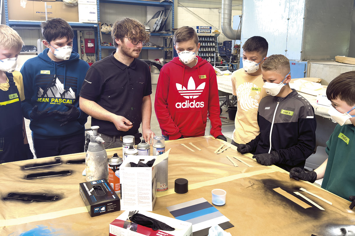 12 Zukunftstag-VARIOmobil-Bohmte-Lackierung-der-Stiftebox-Landyacht_4272