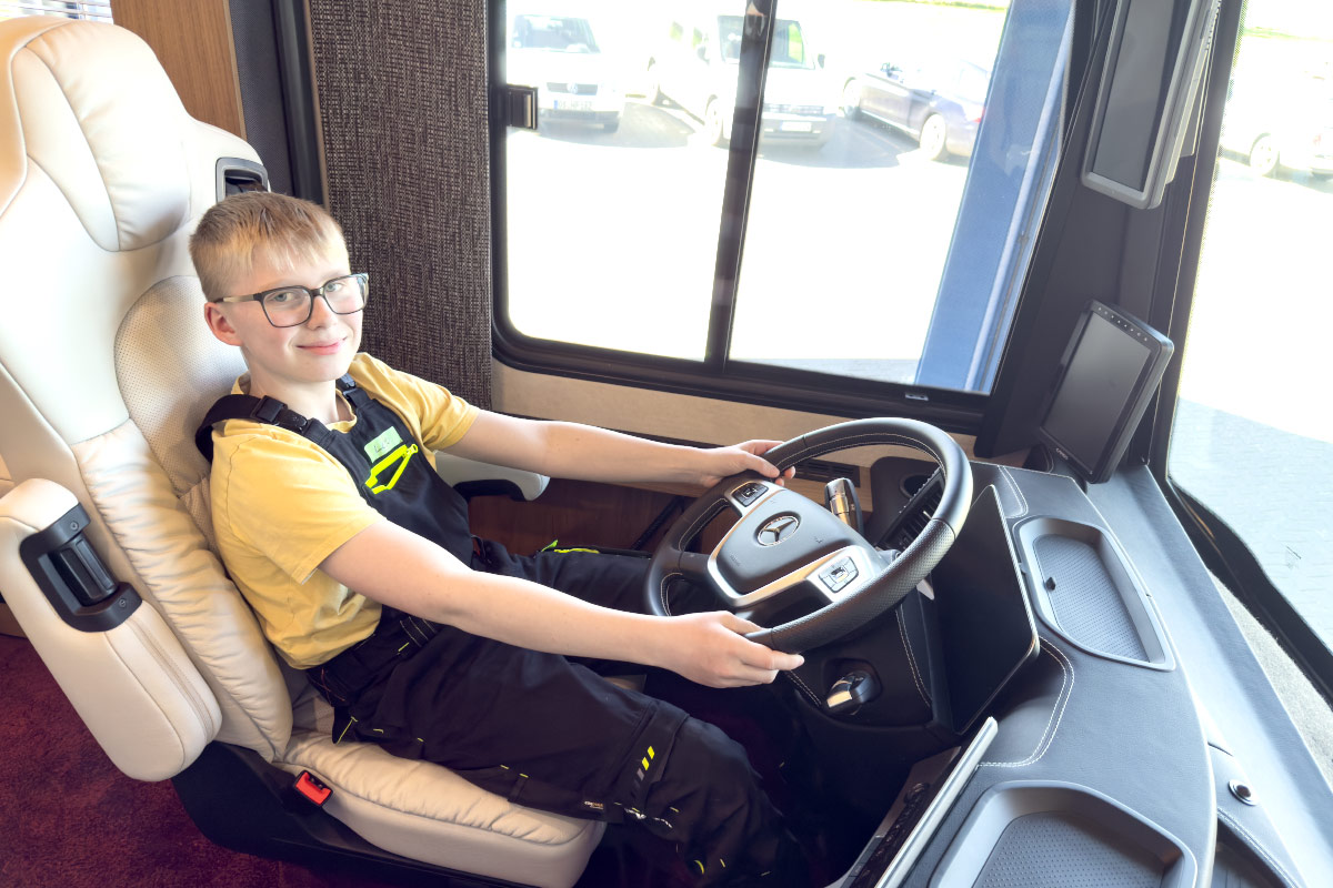 16 Zukunftstag-VARIOmobil-Bohmte-Probefahrt-in-der-Landyacht_4235