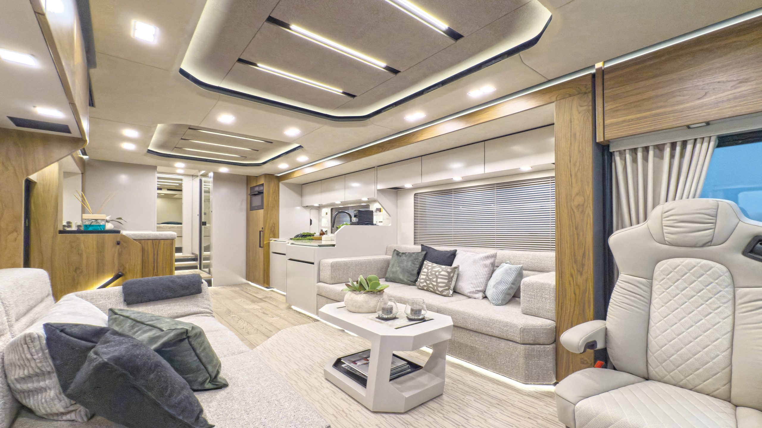 3236-02-Landyacht-VARIO-Perfect-Assoluto-Salon-formvollendetes-Design