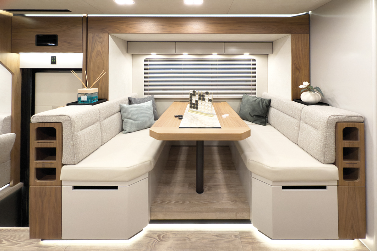 3236-04-Wohnmobil-Dinette-+Floorslide