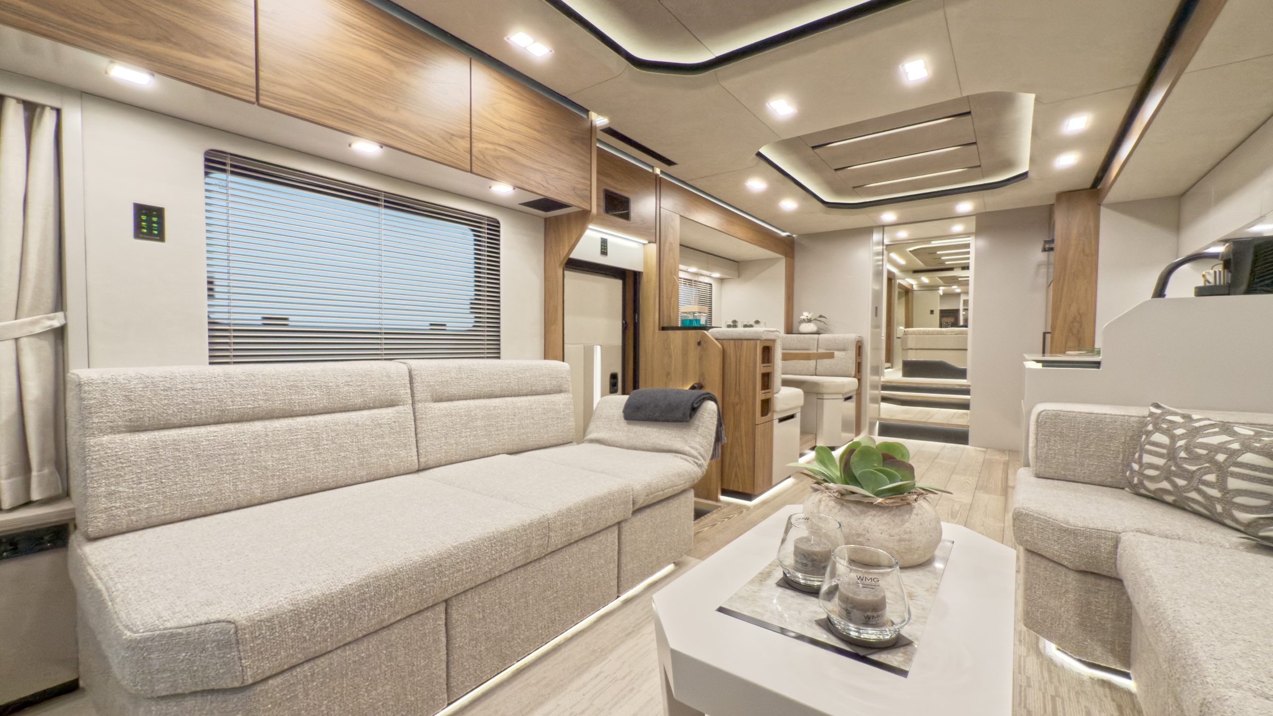 3236-04-Wohnraum Couch