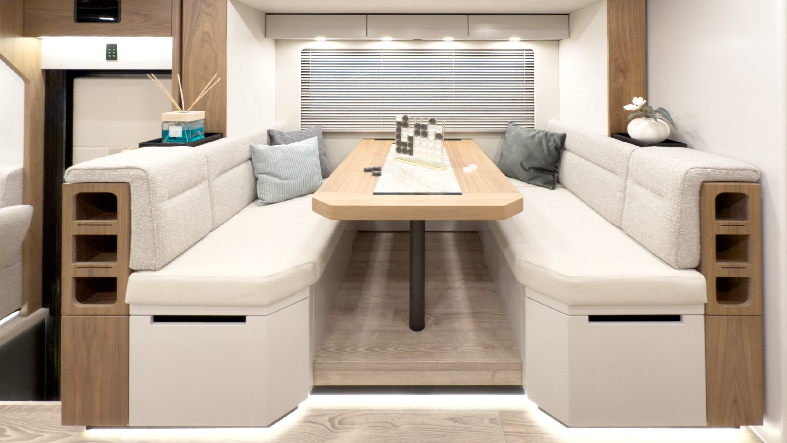 3236-05-Wohnmobil-Dinette-+Floorslide