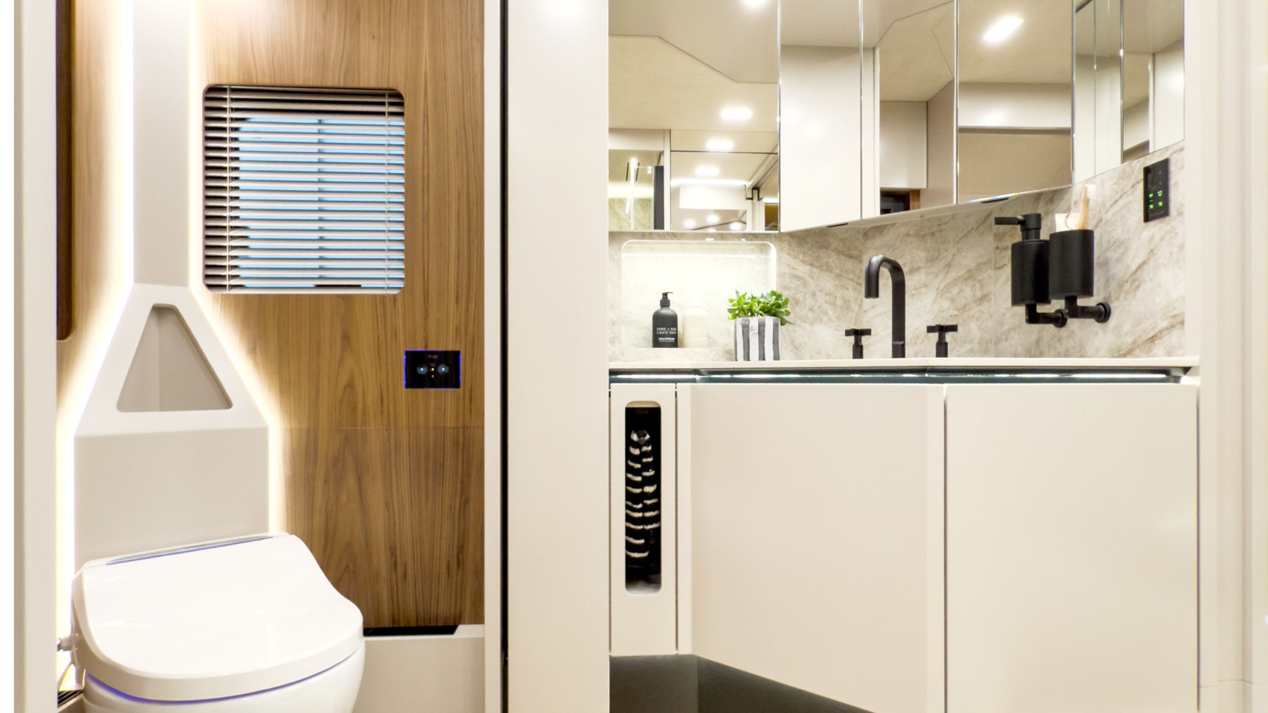 3236-09-Reisemobil-VARIO-Perfect-Assoluto-Bath-Slide-Out